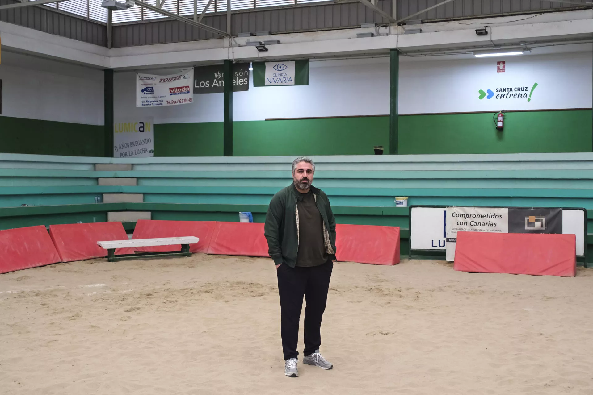 El director de cine tinerfeño José Alayón posa en el terrero insular de lucha Pancho Suárez. / EFE - ALBERTO VALDÉS