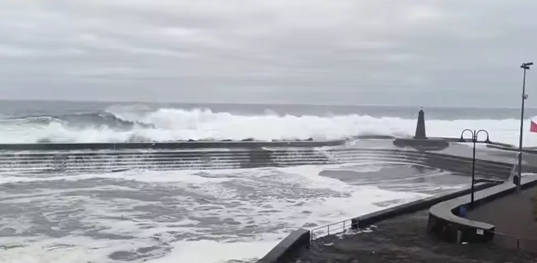 La Laguna cierra todas sus zonas de baño por la alerta de fenómenos costeros. En la imagen, oleaje en la costa del municipio. / AYUNTAMIENTO DE LA LAGUNA
