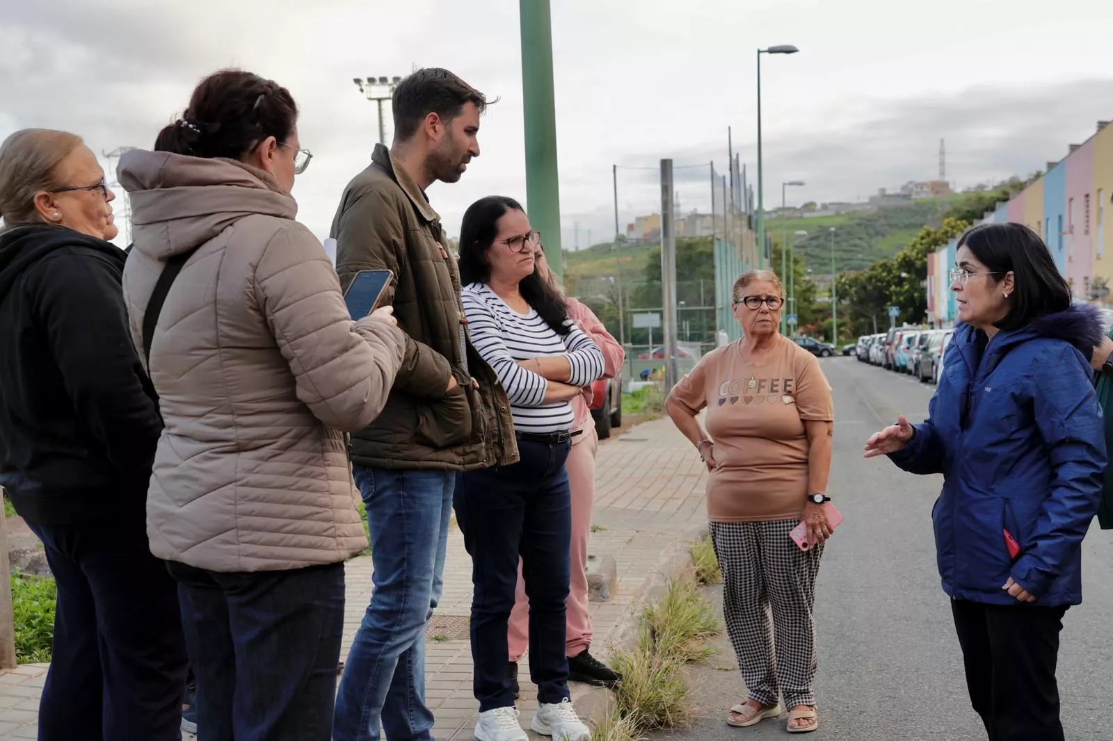 La alcaldesa analiza con vecinos y vecinas de Marzagán las actuaciones realizadas y planifica las próximas intervenciones en el barrio. / AYUNTAMIENTO DE LAS PALMAS DE GRAN CANARIA
