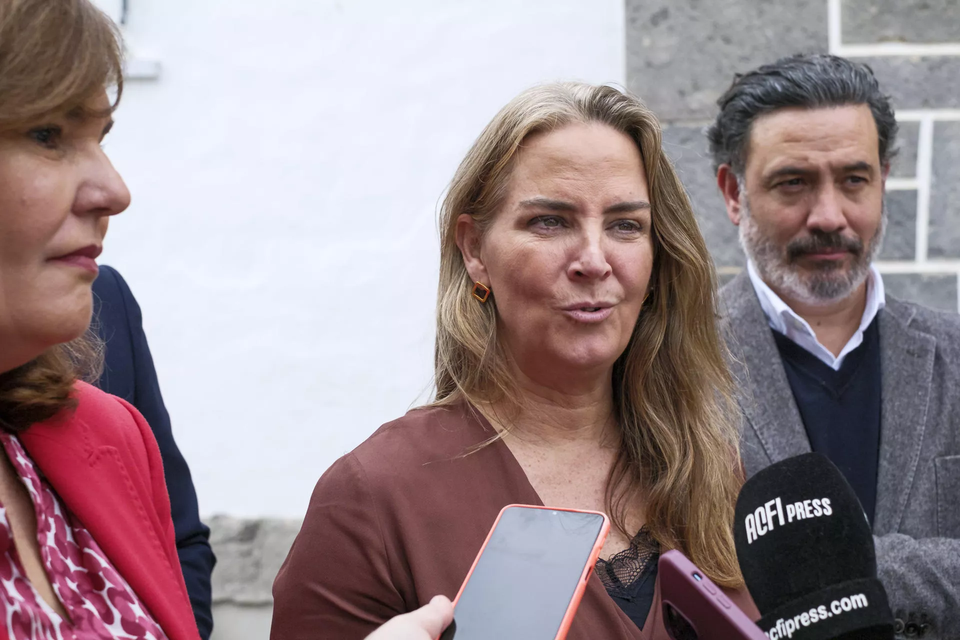 La coordinadora nacional de Cultura del PP, Sol Cruz-Guzmán (c); el diputado Guillermo Mariscal (d) y la portavoz popular en el Ayuntamiento de Las Palmas de Gran Canaria, Jimena Delgado (i). / EFE - ÁNGEL MEDINA G.
