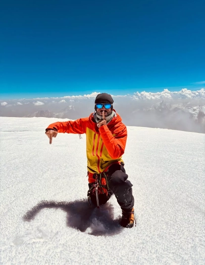 Imagen viral del alpinista grancanario tras culminar su subida al Golden Peak en Pakistán