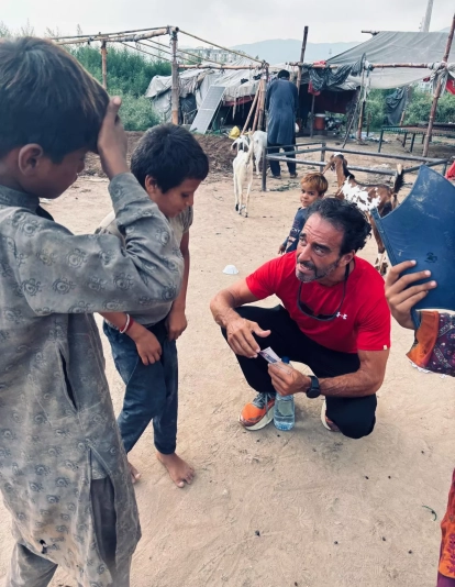 Placeres, hablando con niños en Pakistán.