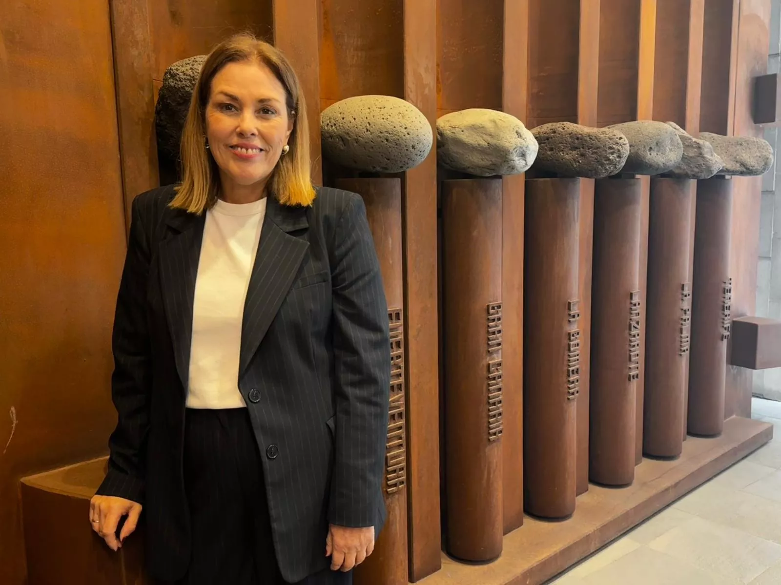 Astrid Pérez impulsa la representación de La Graciosa con una escultura en el hall del Parlamento de Canarias. / CEDIDA Astrid Pérez impulsa la representación de La Graciosa con una escultura en el hall del Parlamento de Canarias. / CEDIDA