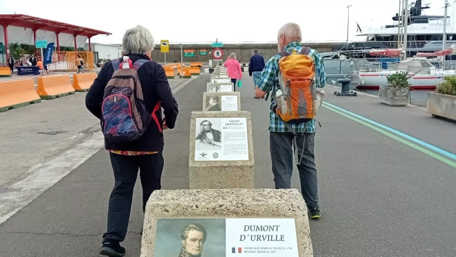 Personas en el paseo de los Ilustres|TC-AH