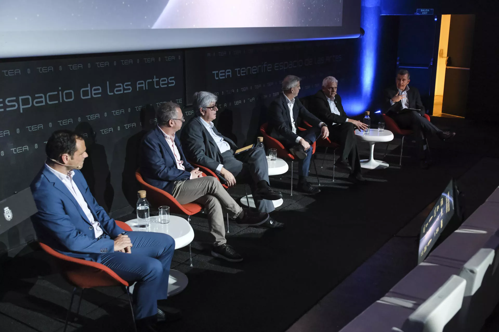 mesa de ronda durante la presentación de 'Tenerife Space Horizon', la estrategia que busca convertir a la isla en referente atlántico del sector aeroespacial. / ALBERTO VALDÉS-EFE