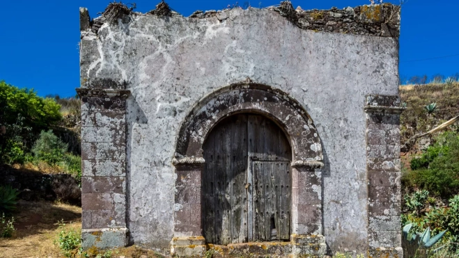 Frontal de la ermita, que presenta un deterioro notable / FEDAC Frontal de la ermita, que presenta un deterioro notable / FEDAC