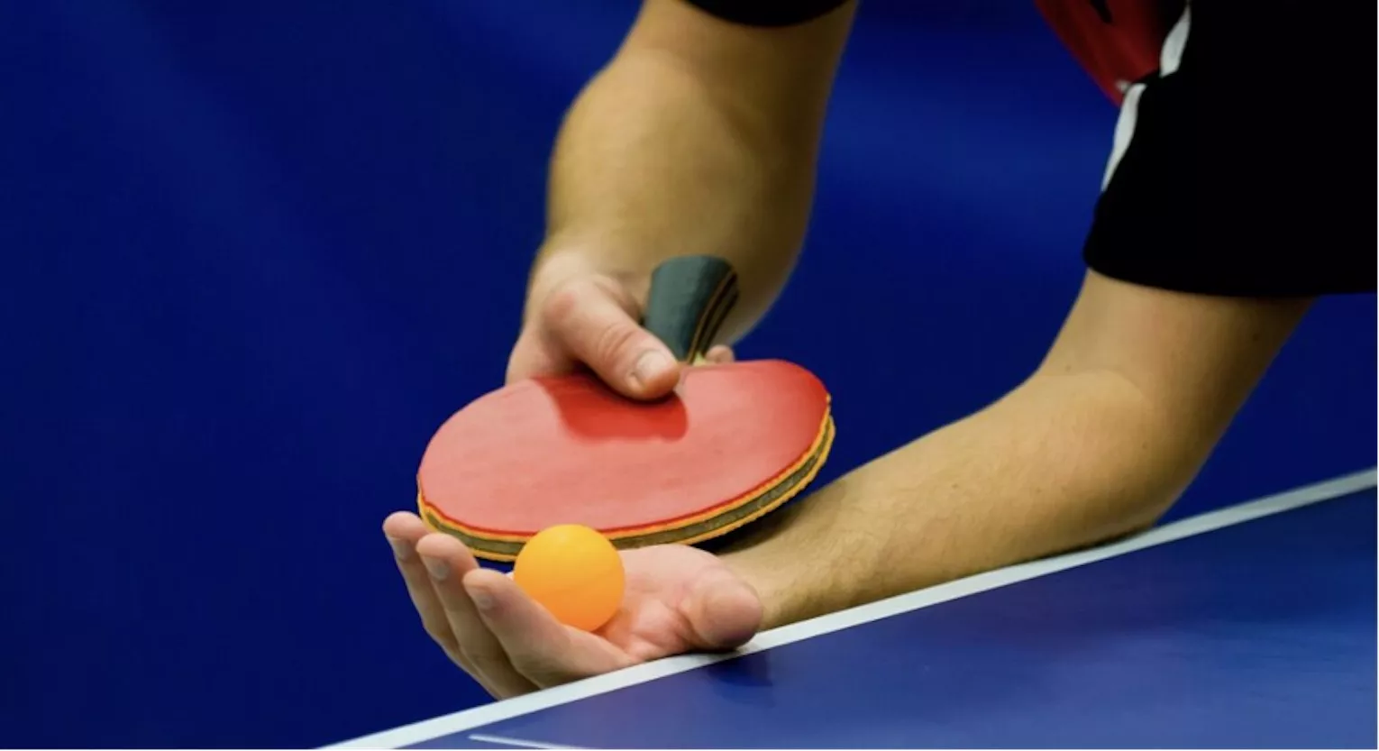 Jugador de tenis de mesa dispuesto a sacar