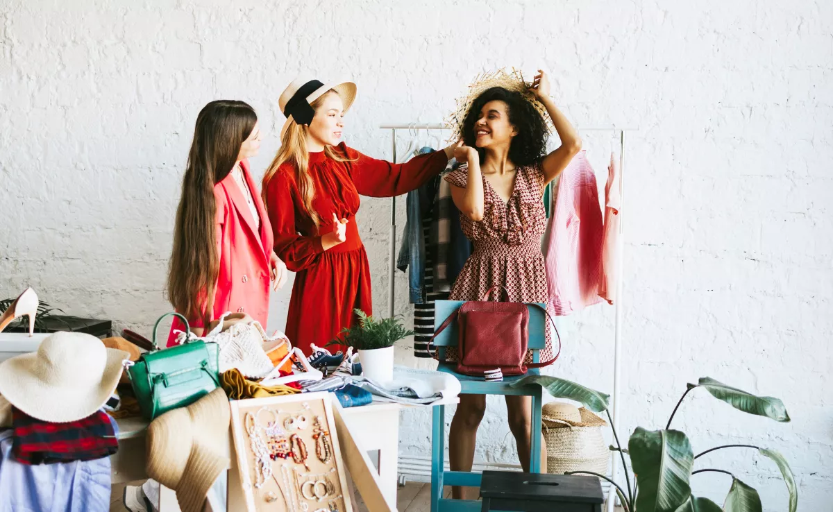 Imagen de un grupo de chicas comprando de segunda mano / CANVA
