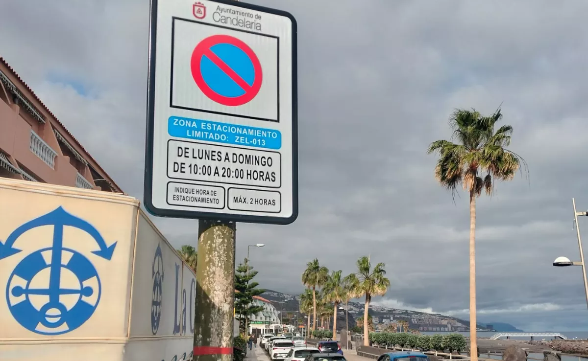 Imagen de la señal de estacionamiento limitado en Candelaria. / CEDIDA