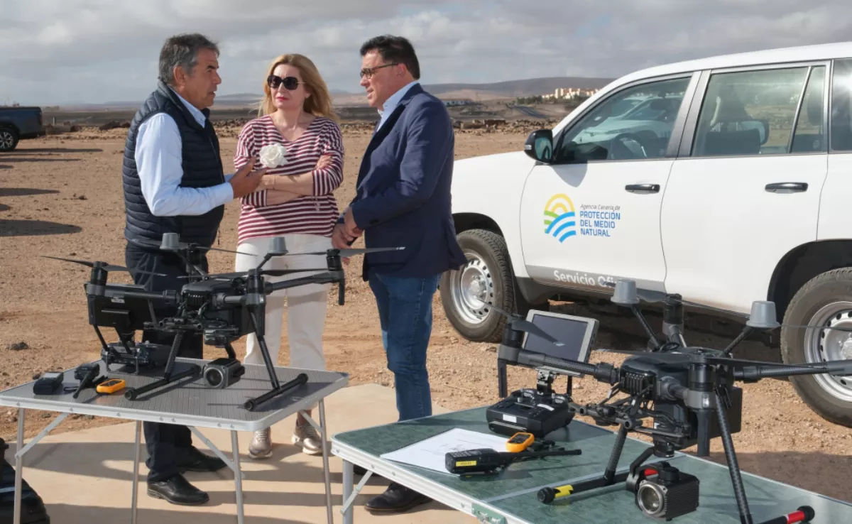 El consejero de Política Territorial, Manuel Miranda (d), durante la presentación de la unidad de drones de la ACPMN. ACPMN