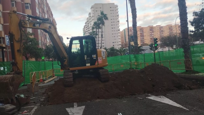 Operarios trabajan en la obra de reparación urgente en Mesa y López. EMALSA