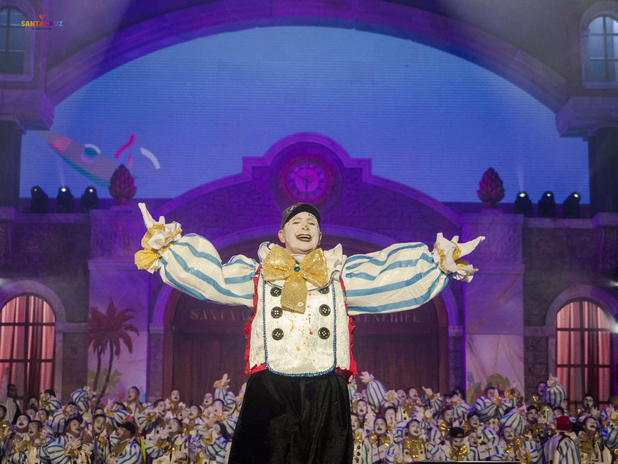 Bambones durante la fase del concurso de Murgas Adultas del Carnaval de Santa Cruz de Tenerife. / CARNAVAL DE SANTA CRUZ DE TENERIFE