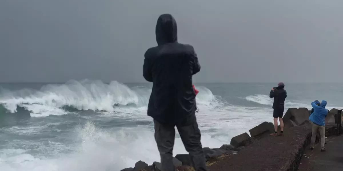 Imagen de personas cerca del mar con alerta por fenómenos costeros  EFE