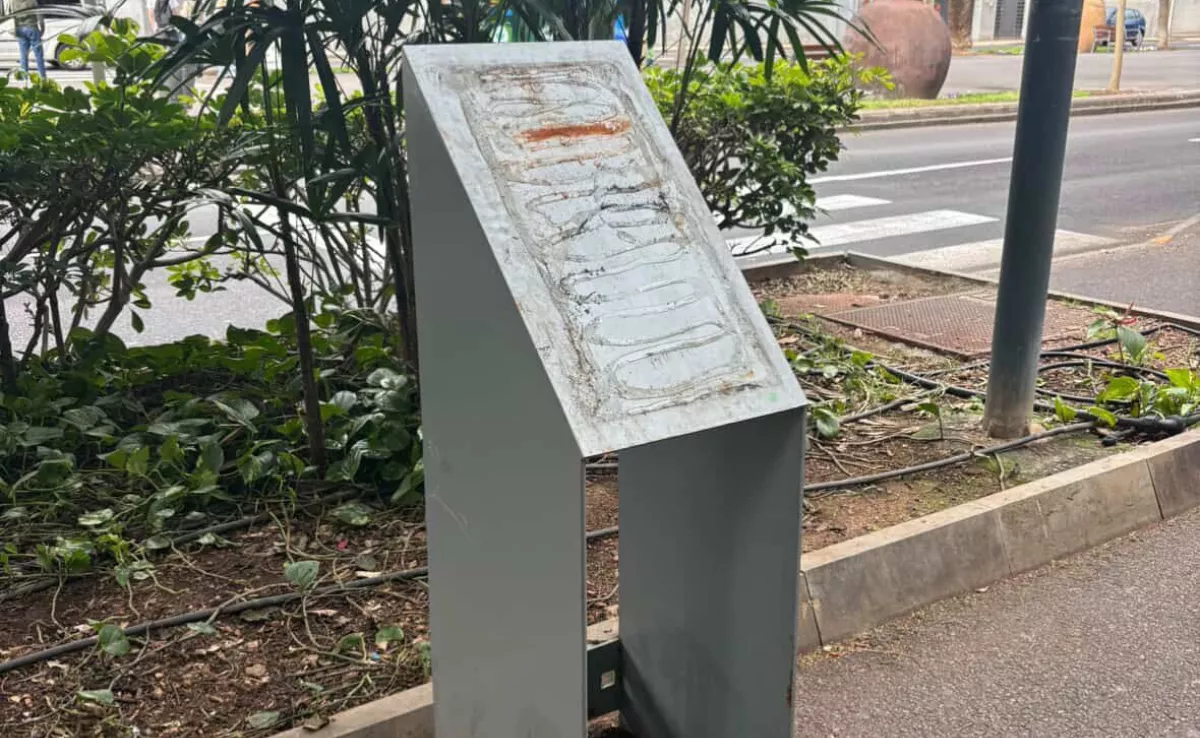 La placa de memoria histórica LGBTIQA+ ubicada en Santa Cruz de Tenerife que fue destrozada. /MIGUEL G. MORALES