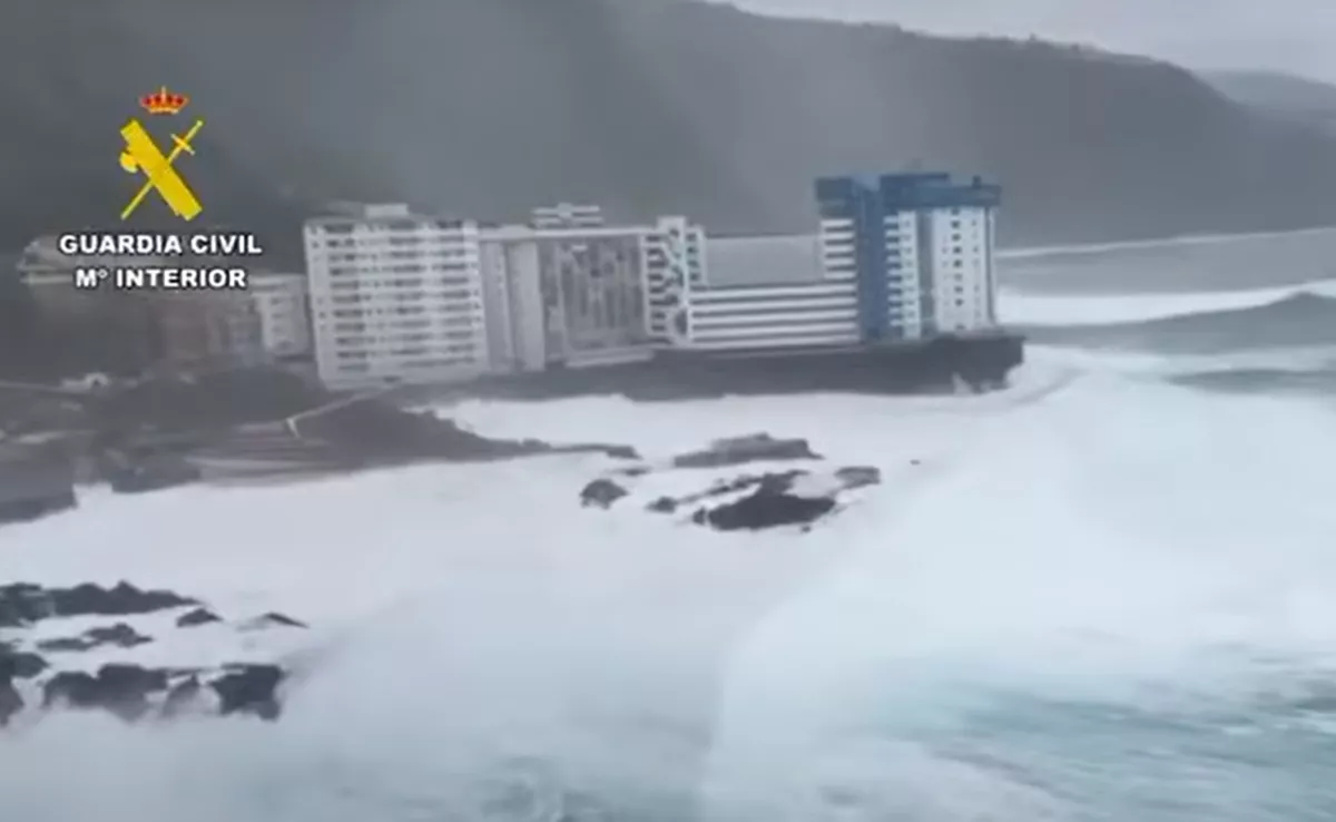 Imagen del dispositivo de búsqueda de la mujer desaparecida en la costa de Tacoronte. / 
