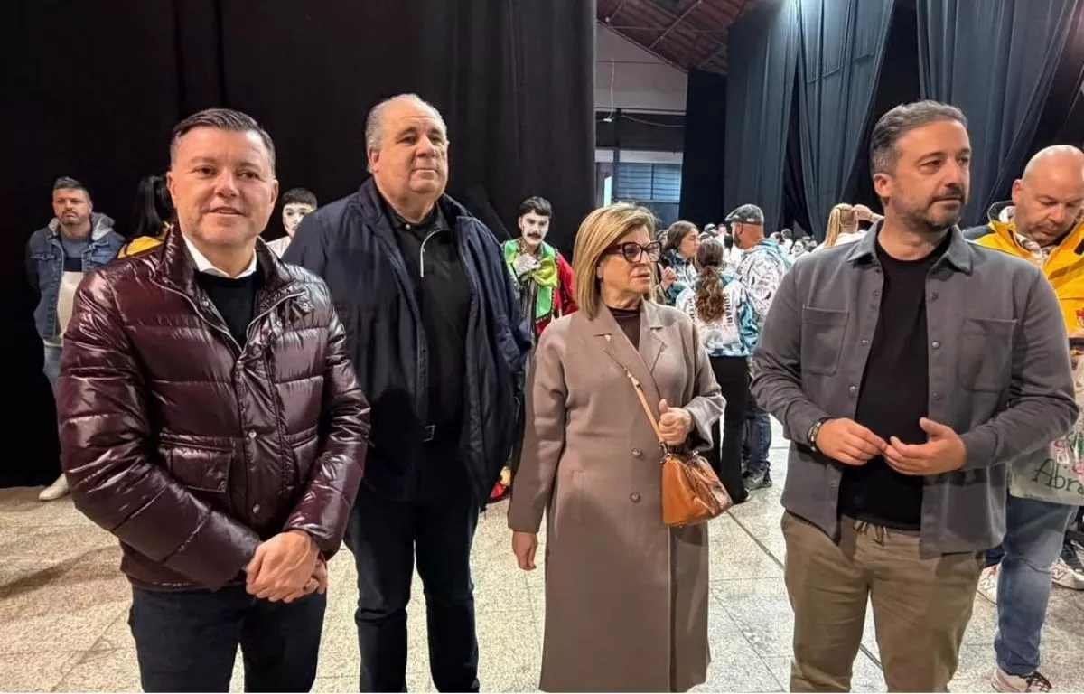 La exconcejala Inmaculada Medina acompañada de integrantes de Primero Canarias. AH