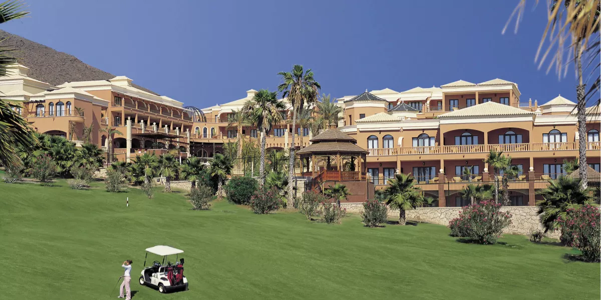 El hotel ofrece acceso directo al Golf Las Américas /  Summum Hotel Group