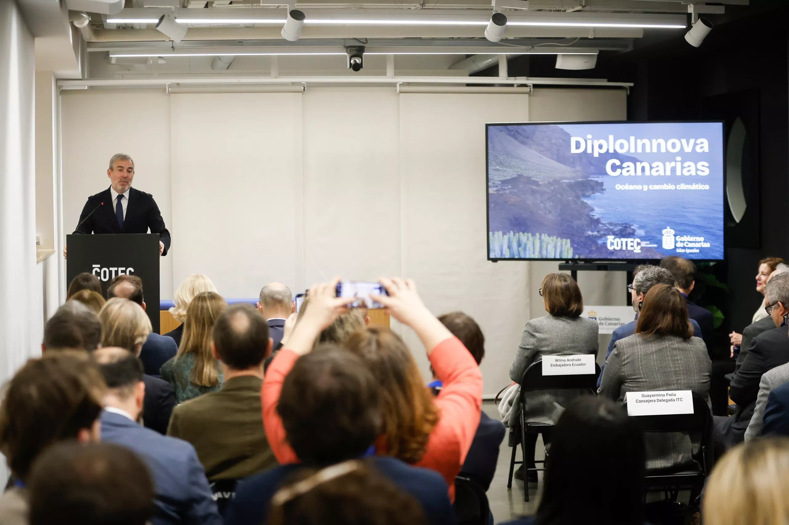 Clavijo destaca en DiploInnova el papel de Canarias como socio estratégico en la investigación de los océnaos y el cambio climático. AH
