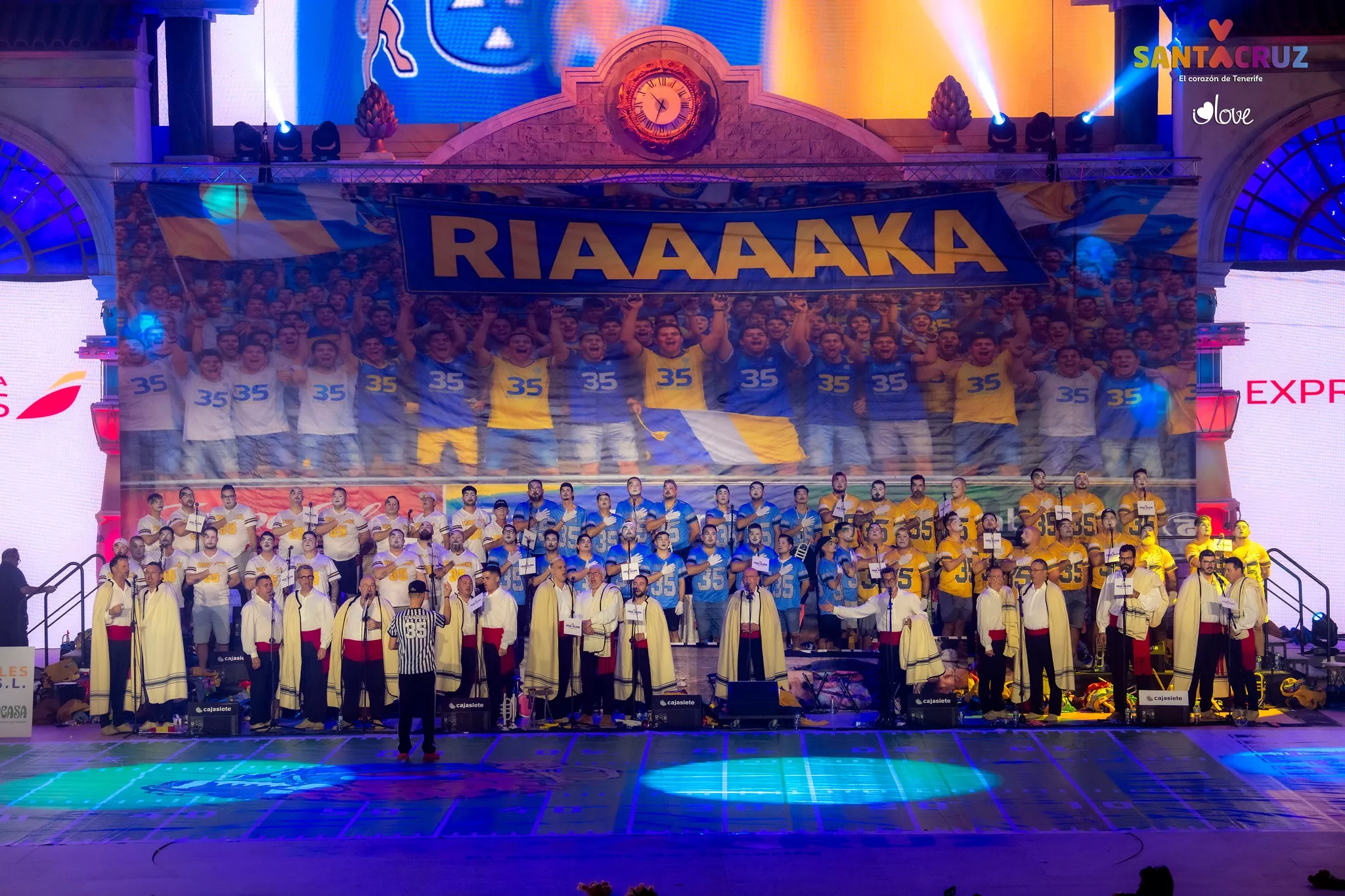 Actuación de la murga Trapaseros durante la final de las Murgas Adultas. / CARNAVAL DE SANTA CRUZ DE TENERIFE