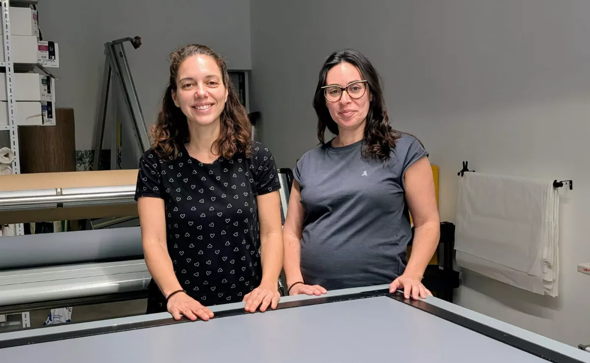 Dácil Bueno y Elena Marrero, en Isla de Papel, estudio que linda con la galería de arte El Palmeral, en el barrio de Triana de Las Palmas de Gran Canaria. / AH