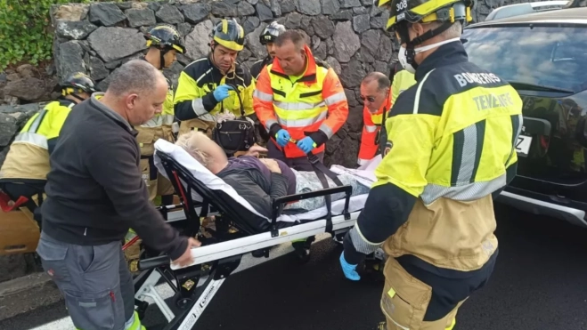 Imagen de la intervención de los bomberos en un accidente / BOMBEROS DE TENERIFE Imagen de la intervención de los bomberos en un accidente / BOMBEROS DE TENERIFE