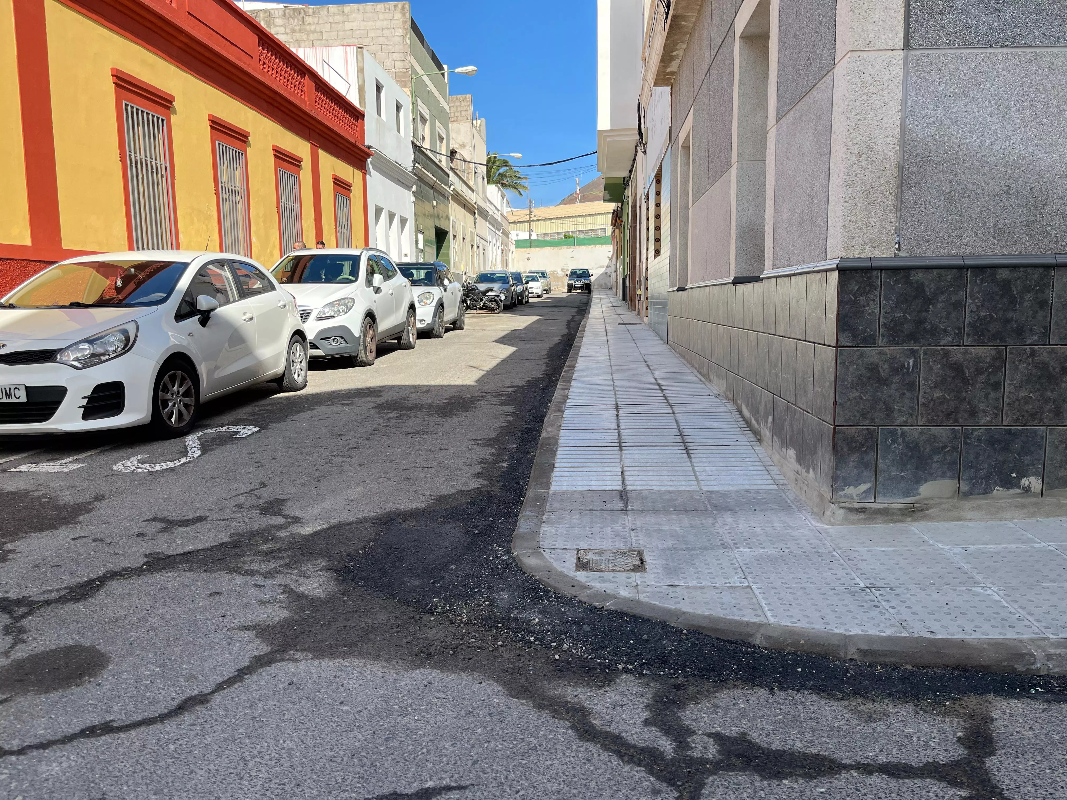 El Ayuntamiento renueva aceras en varias calles de La Isleta para mejorar la accesibilidad. AH