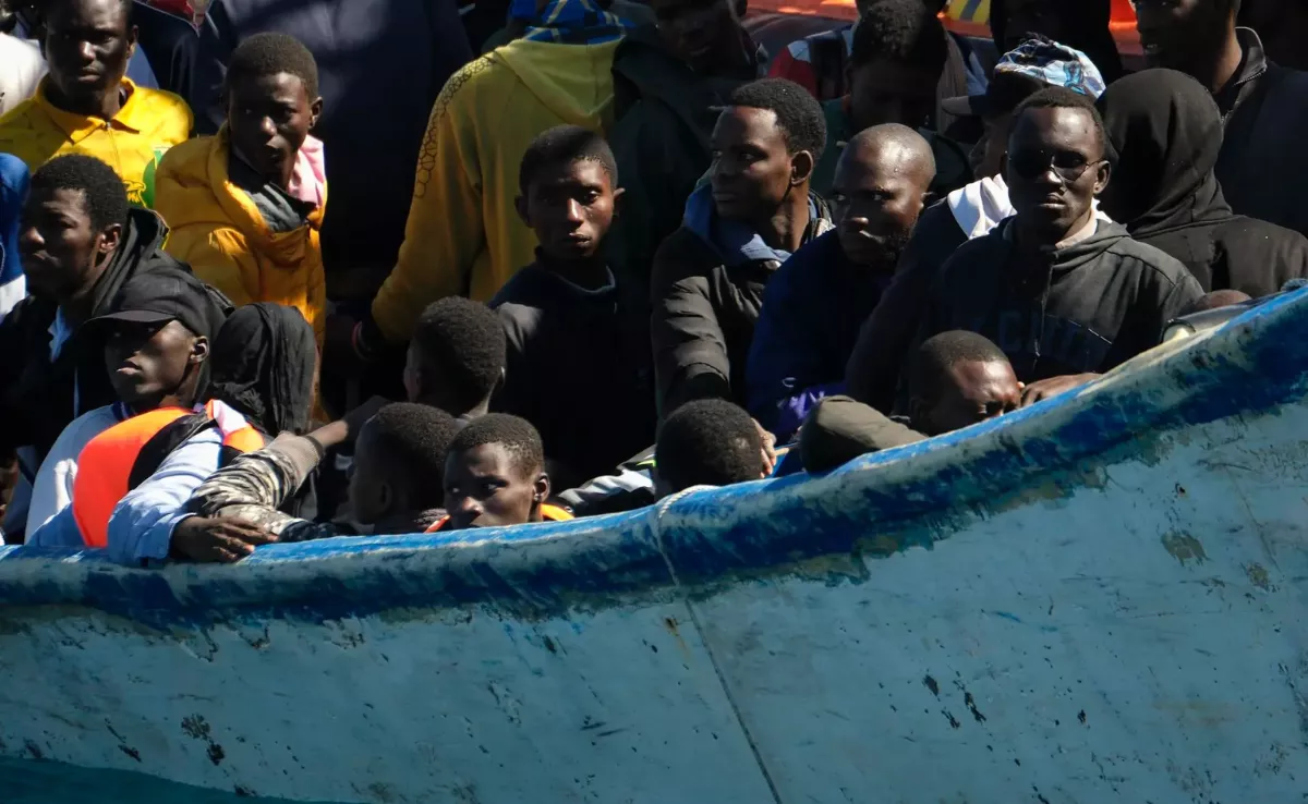 Imagen de un grupo de personas en un cayuco / EFE