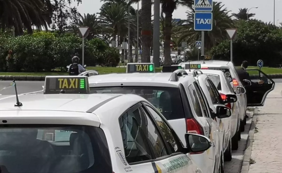 Fila de taxis de Las Palmas de Gran Canaria en una parada / AH