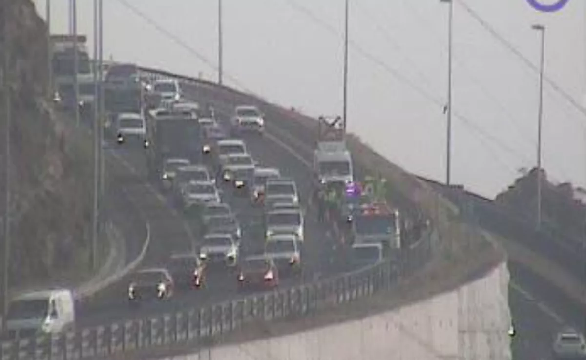Colisión entre varios vehículos en la TF-1 provoca retenciones en sentido sur de Tenerife. / CARRETERAS CABILDO DE TENERIFE
