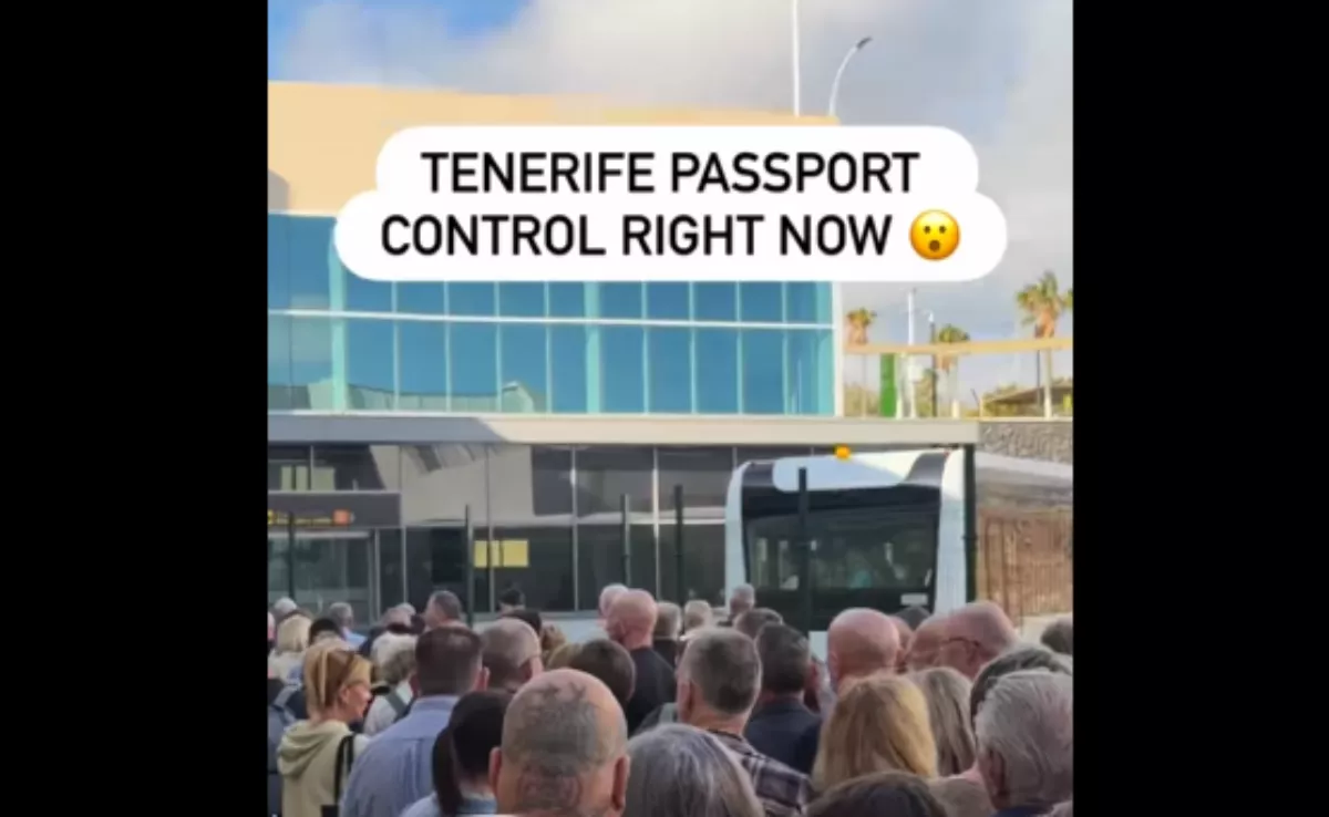 Pantallazo del vídeo de Gimbal Walk TV, en el que se aprecia a pasajeros en cola para pasar el control de pasaportes, incluso sin haber podido acceder a la terminal. / ASHOTEL