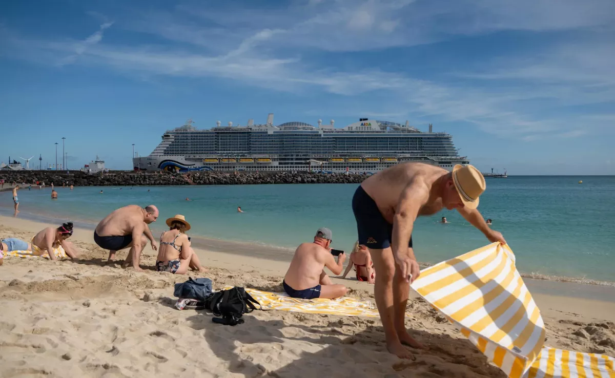 Imagen de unos turistas en una playa de Canarias / EFE