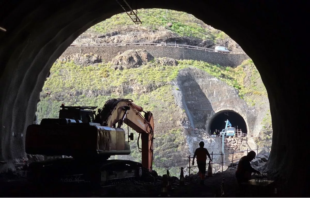Trabajos de construcción en el entorno del barranco de La Palma, un punto clave del nuevo trazado entre Agaete y El Risco. En la zona se proyecta un viaducto de 110 metros de longitud. ALBERTO LEY AH
