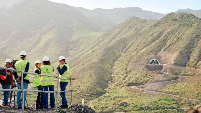 Obras del futuro viaducto de El Risco, que contará con tres carriles de circulación. AH Obras del futuro viaducto de El Risco, que contará con tres carriles de circulación. AH