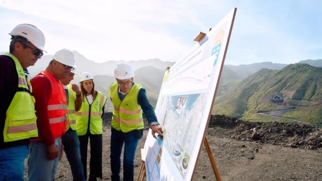 El consejero de Obras Públicas, Pablo Rodríguez, durante la visita a las obras del viaducto de El Risco. AH El consejero de Obras Públicas, Pablo Rodríguez, durante la visita a las obras del viaducto de El Risco. AH
