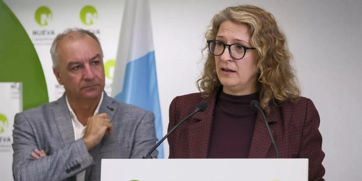 Yaiza Pérez junto al secretario general de NC, Óscar Hernández / EFE