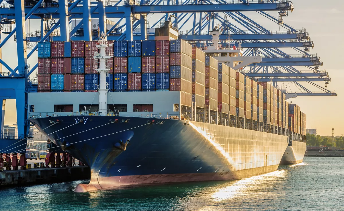 Imagen de un barco con contenedores / CANVA