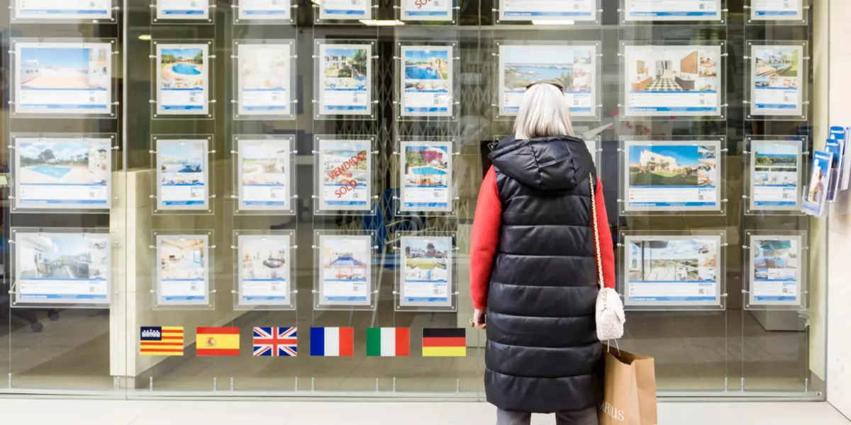Una mujer mira anuncios en una inmobiliaria / EFE