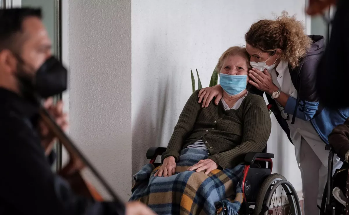 Foto de archivo de una usuaria de la residencia de mayores de Taliarte, en Telde (Gran Canaria) / EFE