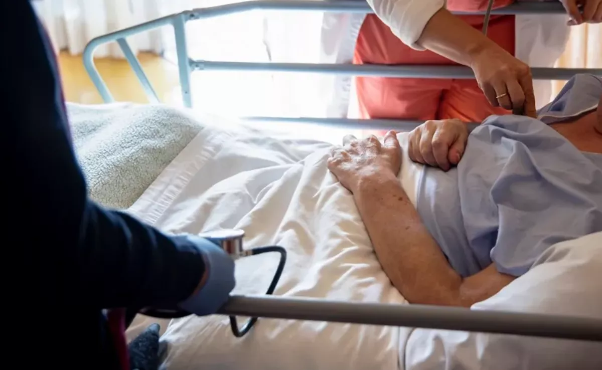 Imagen de unas enfermeras atendiendo a un paciente con cuidados paliativos / EFE