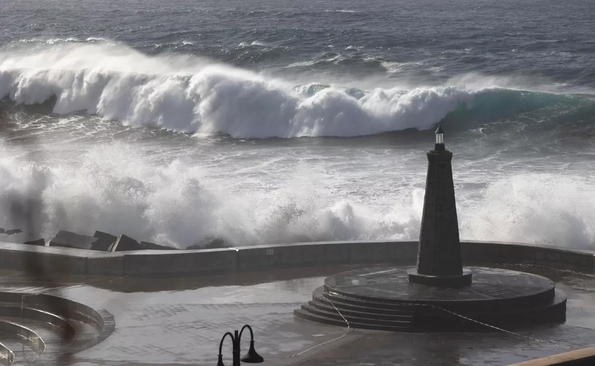Imagen de archivo de oleaje en la localidad costera de Bajamar, en Tenerife / EFE