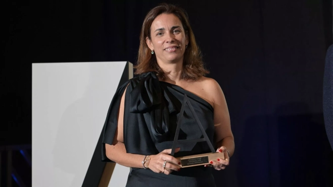 Davinia Cabrera, directora general de Juancarne con su Premio al Liderazgo en Innovación y Sostenibilidad / ATLÁNTICO HOY