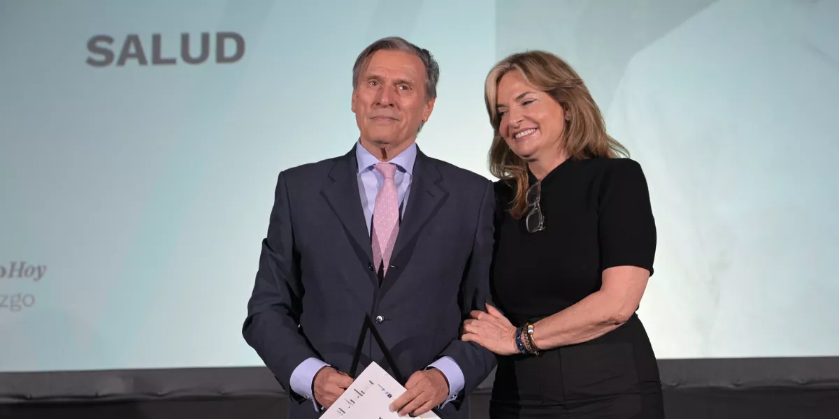 Francisco Juárez del Dago, padre de Pablo Juárez del Dago, con la consejera de Sanidad, Esther Monzón. / TONY HERNÁNDEZ