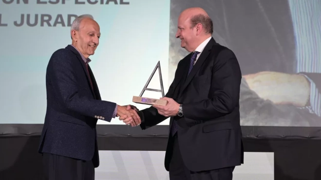 Diego López, presidente del Museo Canario, recibe la Mención Especial en la III Edición de los Premios Atlántico Hoy al Liderazgo / TONY HERNÁNDEZ