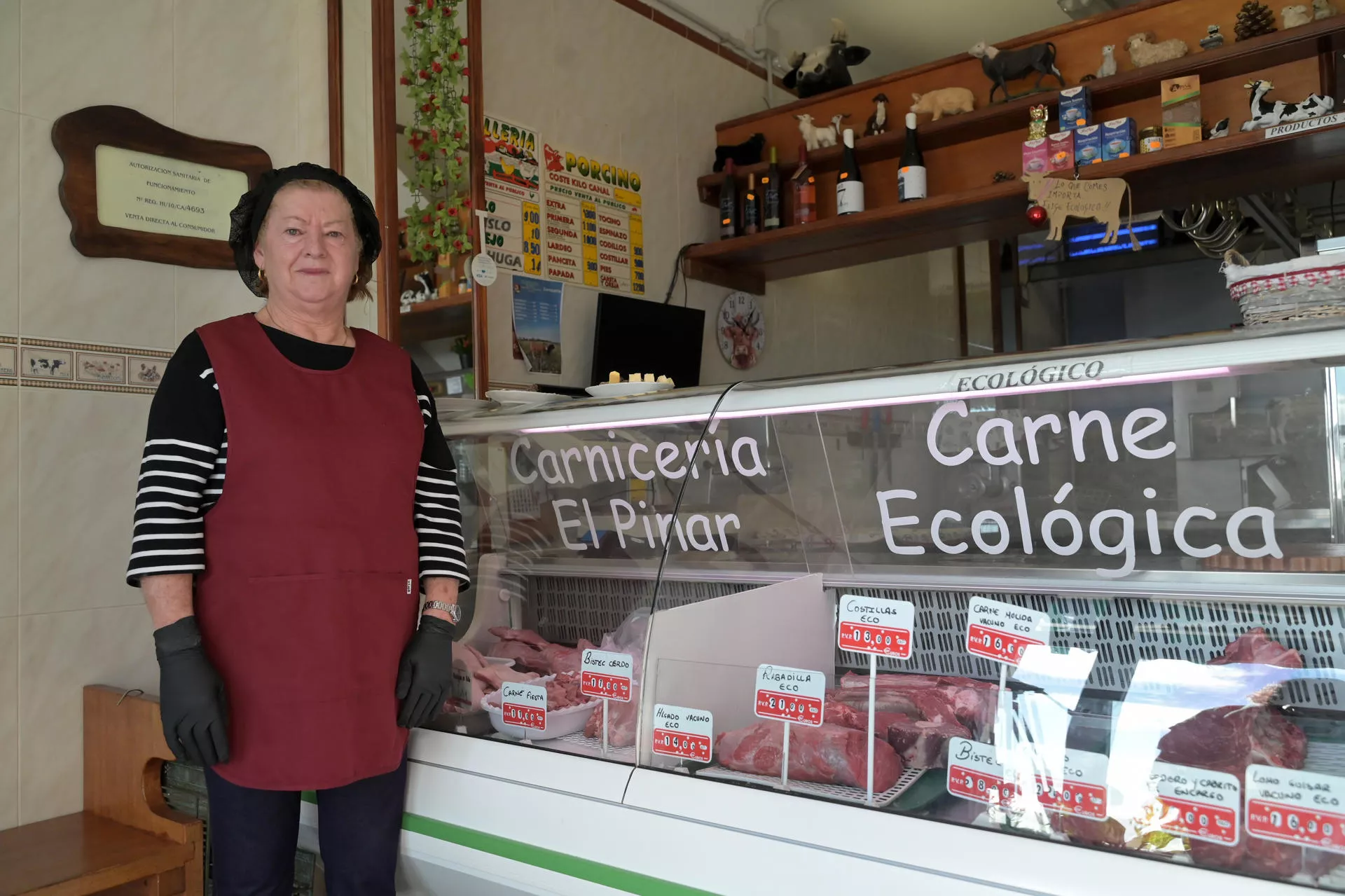 Nancy Acosta, propietaria de la carnicería ecológica de El Pinar. / EFE - GELMERT FINOL