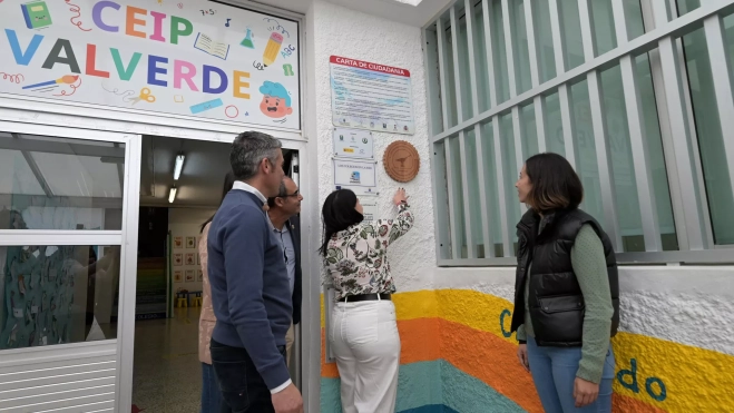 El consejero de Agricultura del Gobierno de Canarias, Narvay Quintero (i), ha entregado este viernes l reconocimientos a entidades y empresas de El Hierro que colaboran con el programa Ecocomedores. / EFE - GELMERT FINOL