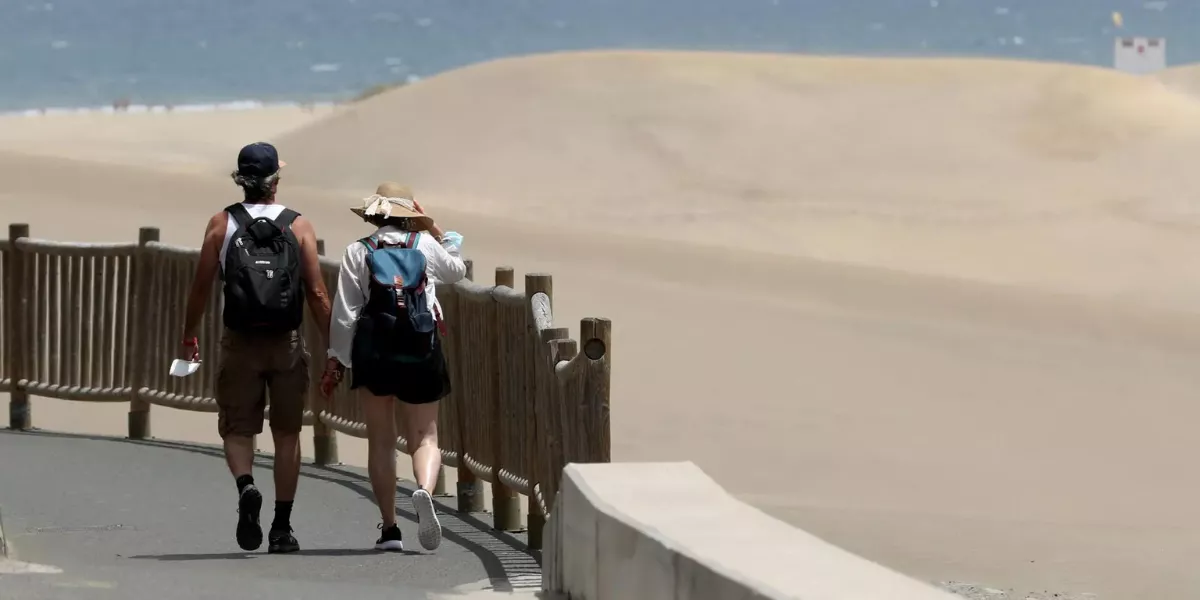 Imagen de turistas en las dunas de Maspalomas / EFE