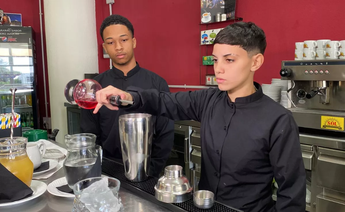 Álex y Marlon son estudiantes del Grado Medio de Servicio de Restauración / ARIADNA MARTÍNEZ - ATLÁNTICO HOY