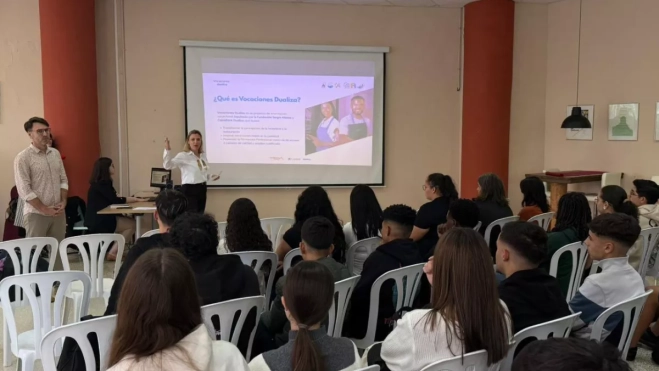 La directora de la Fundación Sergio Alonso, Nayra Moreno, en una jornada de 'Vocaciones Dualiza' en el CIFP Felo Monzón / CEDIDA
