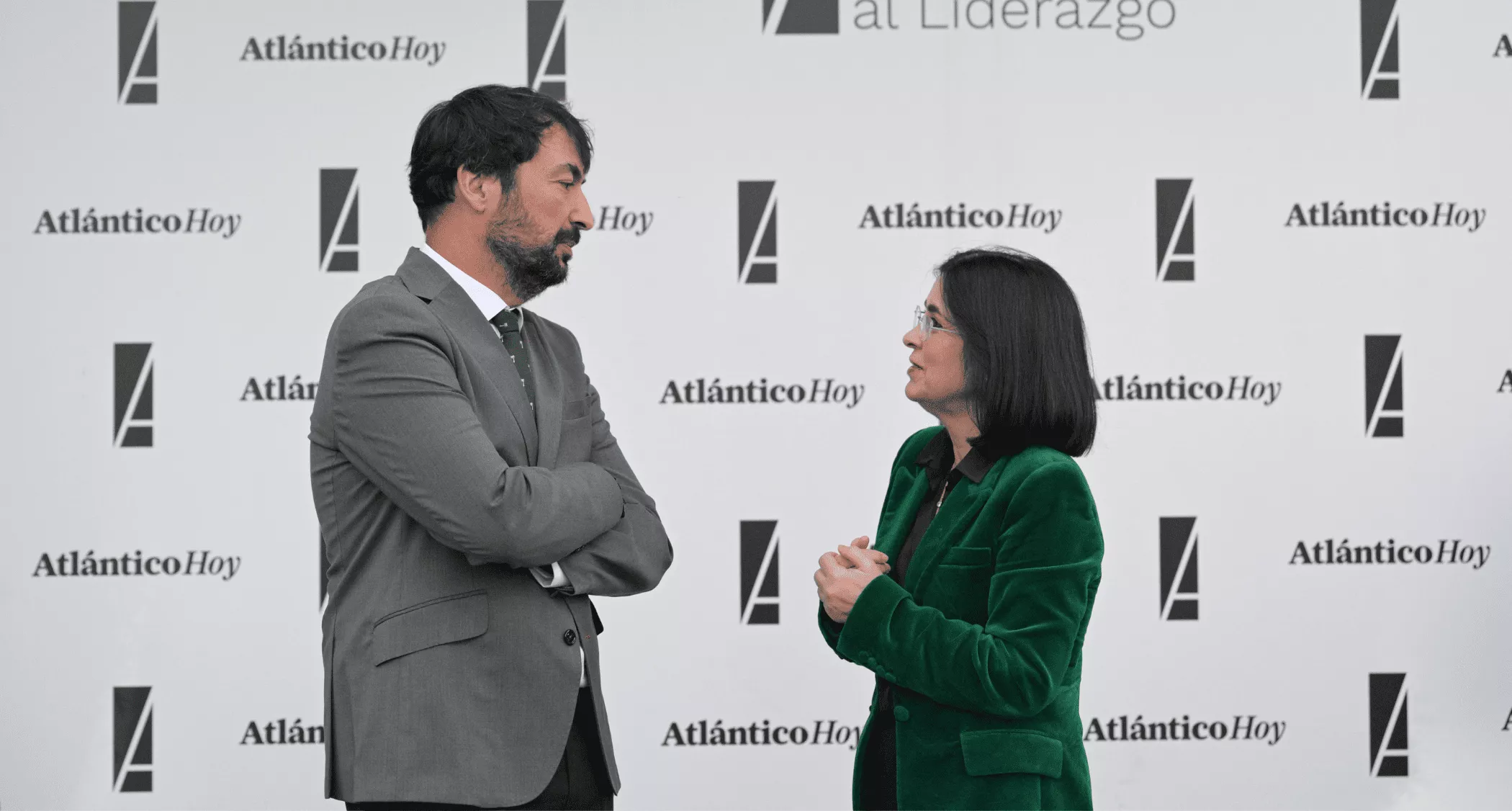 Martín Alonso y Carolina Darias, director de Atlántico y alcaldesa de Las Palmas de Gran Canaria, charlan en el photocall. / TONY HERNÁNDEZ