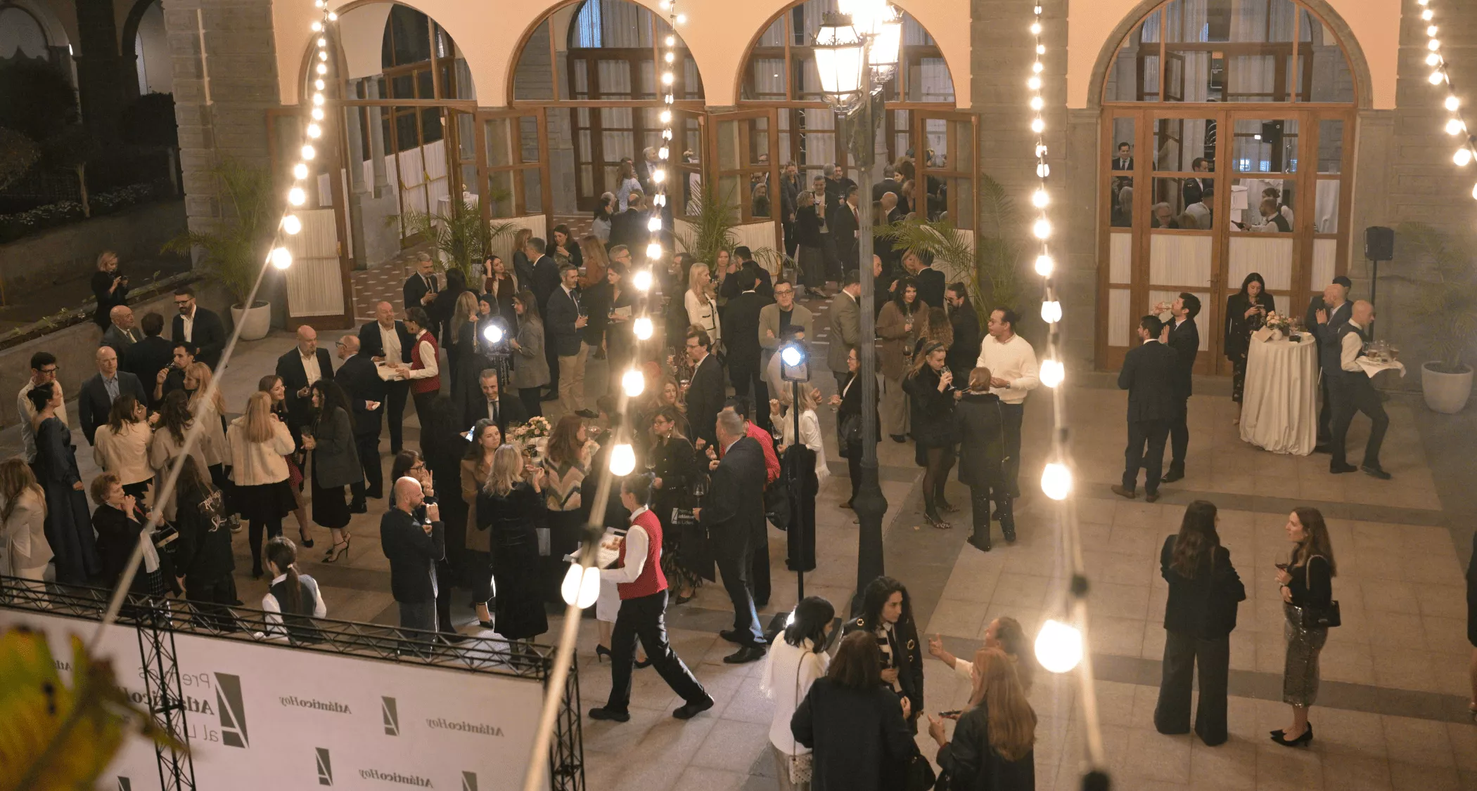 Exterior del Salón Palmeras del Hotel Santa Catalina durante el cóctel posterior a la gala. / TONY HERNÁNDEZ